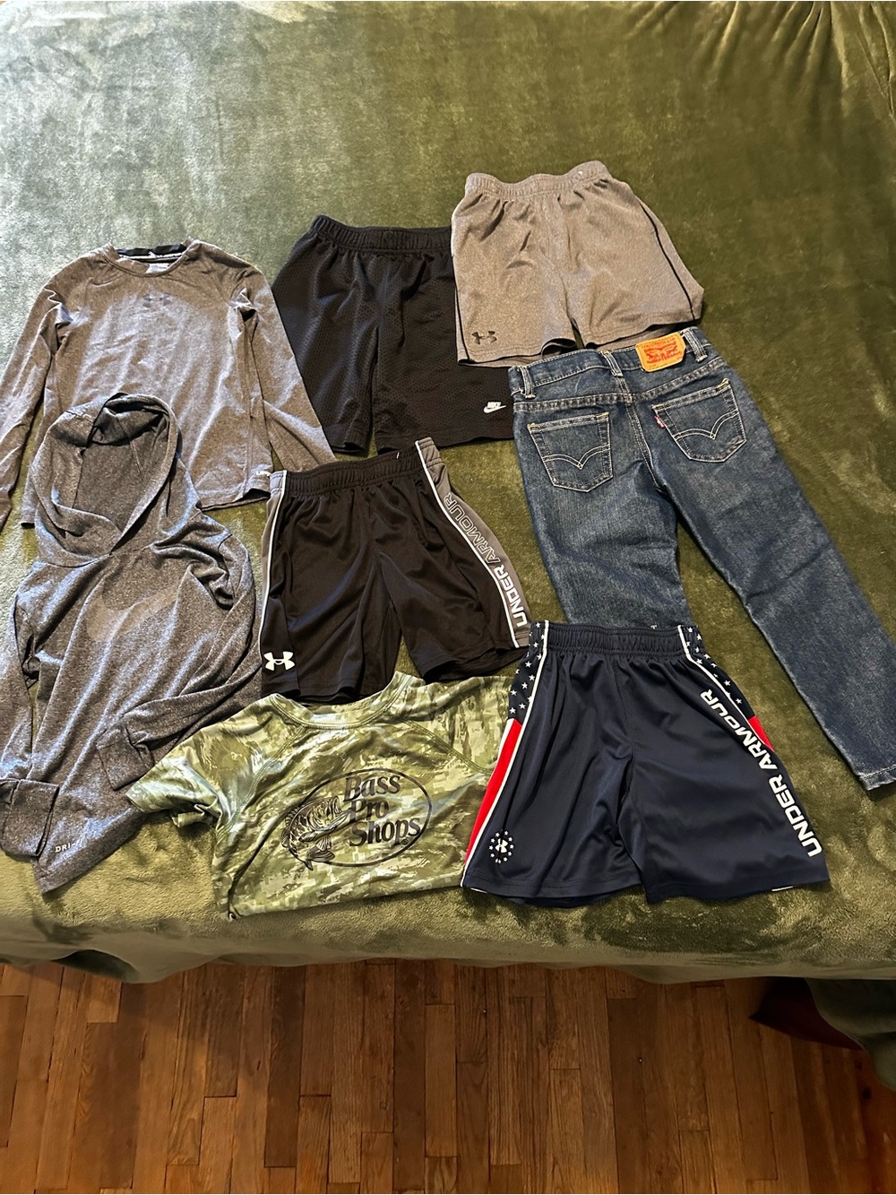 Boys size 5 Bundle 2 Tops 1 nike  4 Under Armour Shorts and 1 Levi's Bundle -
